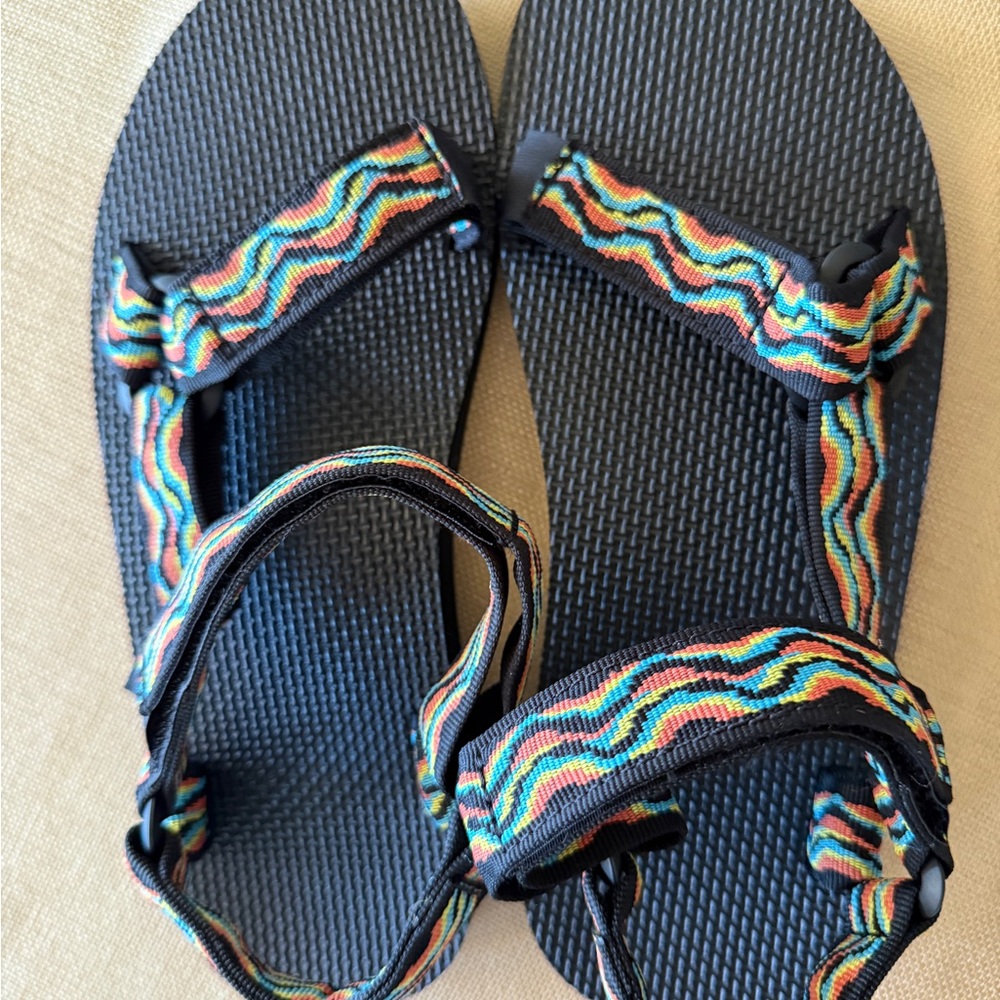 Teva Kids Black Sandals with Rainbow Wave Straps MEN’s size 9 or Women’s size 11